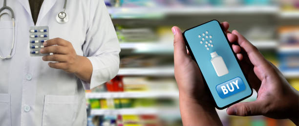 Man hand holding ordering pills in medical mobile app phone for medicine online delivery pharmacy service. pills bottle, medicines and drugs health care concept hombre de la mano ordenando píldoras en el teléfono de la aplicación móvil médica en línea para el servicio de farmacia de entrega en línea de medicamentos. frasco de pastillas, medicamentos y medicamentos concepto de cuidado de la salud