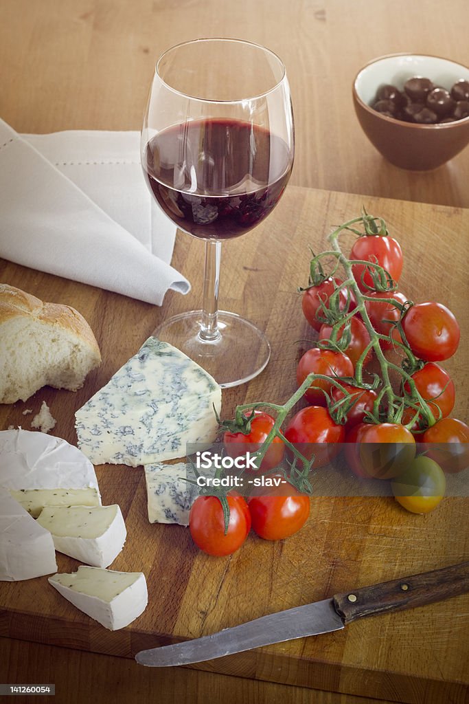 Queso y vino, tomates - Foto de stock de Brie libre de derechos