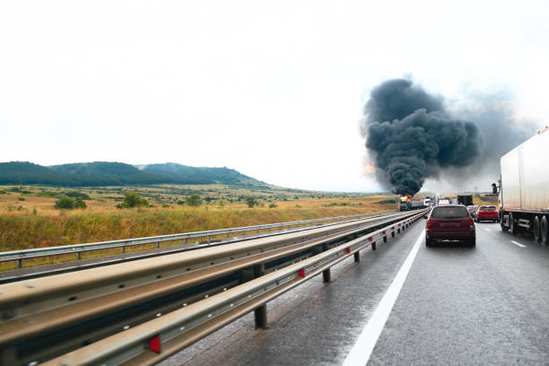 自動車の損傷と煙を伴う高速道路での自動車衝突事故 - chemical accident ストックフォトと画像