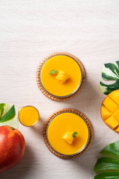 kuvapankkikuvat ja rojaltivapaat kuvat aiheesta herkullinen mango panna cotta mousse -vanukas valkoisella pöydän taustalla. - mousse dessert