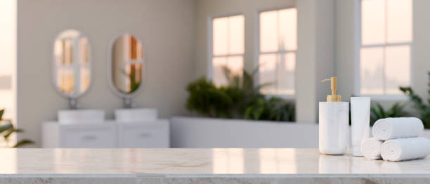 シャンプーボトル、タオル、コピースペース付きの白い大理石のバスルームのテーブルトップ。 - hotel clean home interior bathroom ストックフォトと画像