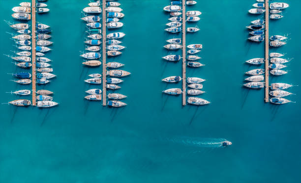 vista aerea di yacht di lusso e barche a motore ormeggiate in un porto con acqua cristallina in estate. vista dall'alto dal drone di barche a vela e vari motoscafi in banchina. pola, croazia - yacht sailing sailboat nautical vessel foto e immagini stock