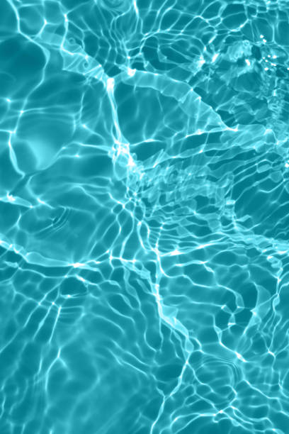 расфокус размытый прозрачный синий цвет прозрачной спокойной текстуры водной поверхности с брызгами и пузырьками. модный абстрактный фон  - water ripple flowing vertical стоковые фото и изображения