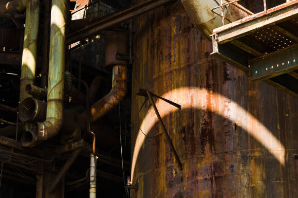 vecchi tubi e tubi arrugginiti in una zona industriale abbandonata - 6184 foto e immagini stock