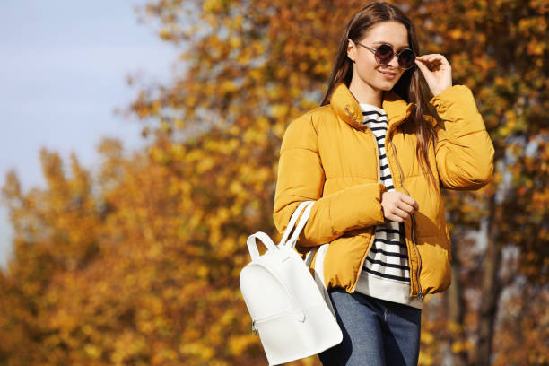 mujer joven con mochila elegante el día de otoño, espacio para mensajes de texto - saco fotografías e imágenes de stock