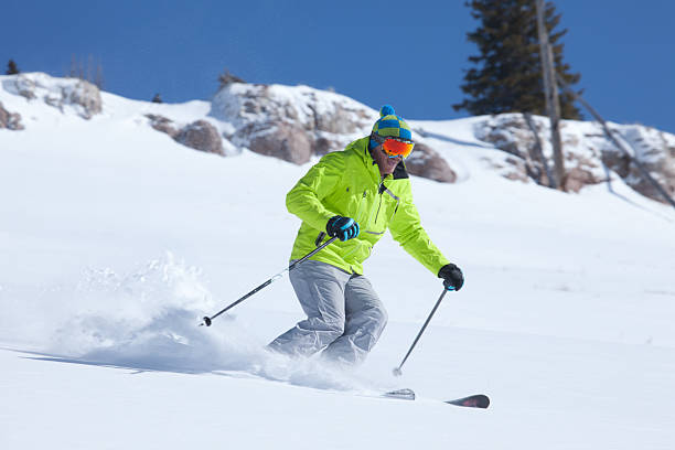 macho joven esquí el polvo liviano, colorado, ee.uu. - vail colorado skiing snow fotografías e imágenes de stock
