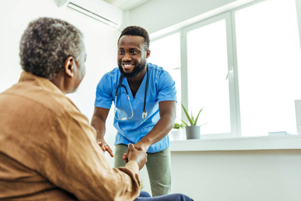 es wurden hände gemacht, um zu helfen - geriatric nurse stock-fotos und bilder