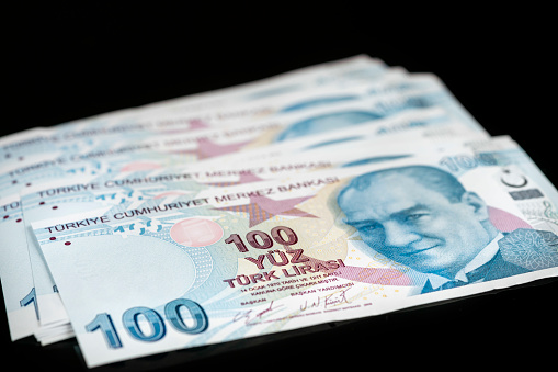 billetes de lira turca aislados sobre fondo negro. photo