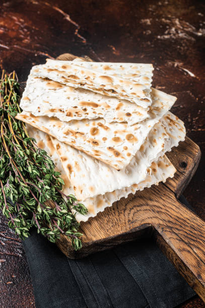 해피 유월절 컨셉, 나무 판에 마타. 어두운 배경. 위쪽 보기 - matzo passover cracker unleavened bread 뉴스 사진 이미지
