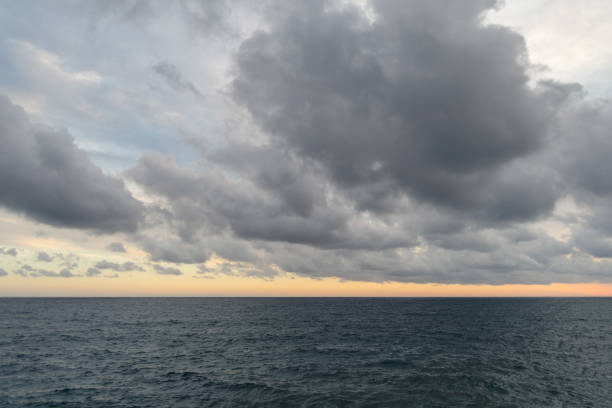 ciel orageux au-dessus de la mer - storm cloud dramatic sky cloud cumulonimbus photos et images de collection