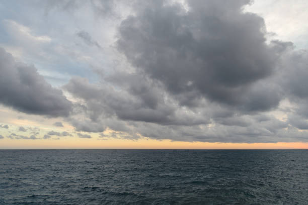 burzliwe niebo nad morzem - nimbostratus zdjęcia i obrazy z banku zdjęć