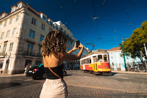 tourist, der die straßenbahn in lissabon fotografiert - cable car fotos stock-fotos und bilder