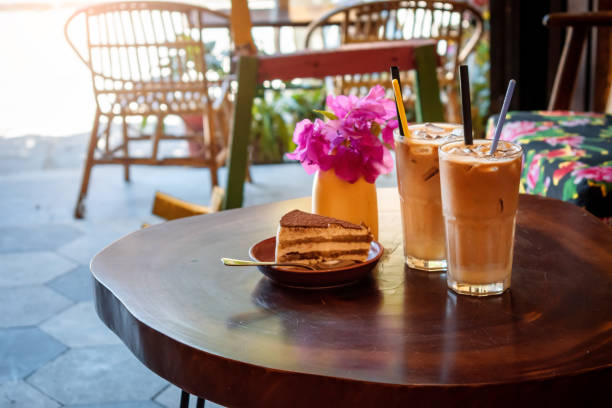ケーキの一部と絶妙な冷たいコーヒー。 - ホイアン レストラン ストックフォトと画像
