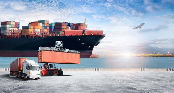 Global business logistics transport import export concept, Logistics distribution of container cargo freight ship, Truck and container handler forklift, cargo plane, Transportation industry background concepto de importación de exportación de transporte logístico comercial global, distribución logística de buques de carga de contenedores, carretilla elevadora manipuladora de camiones y contenedores, avión de carga, antecedentes de la industria del