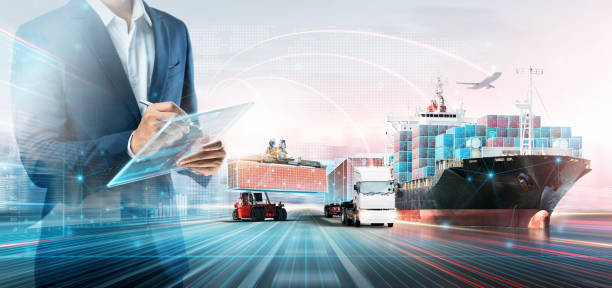 スマートロジスティクスグローバルビジネスと倉庫技術管理システムコンセプト、タブレットコントロールデリバリーネットワーク流通輸入輸出、二重露光未来輸送を使用するビジネスマン - global shipping ストックフォトと画像
