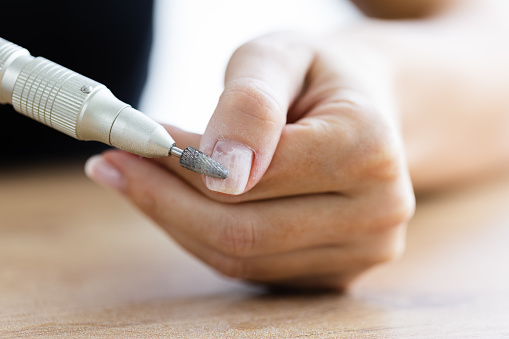 Eliminación de la goma laca de las uñas con fraser. Closeup. photo