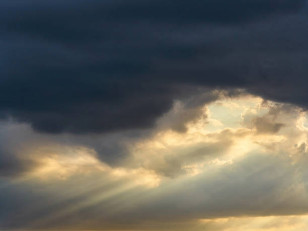 嵐を突破する - cumulus cloud cloud sky only cumulonimbus ストックフォトと画像