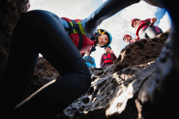 abstieg in die höhlen - spelunking stock-fotos und bilder