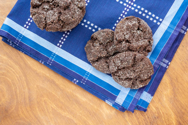 biscotti zuccherati al cioccolato appena sfornati su tovagliolo scuro - biscotti cookie morning temptation foto e immagini stock