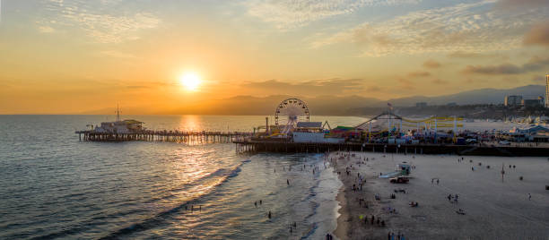 санта-моника бич лос-анджелес калифорния - santa monica pier beach panoramic santa monica стоковые фото и изображения