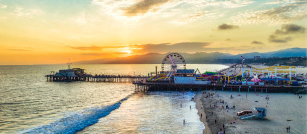 tramonto sulla spiaggia di santa monica california - santa monica beach los angeles county city of los angeles foto e immagini stock