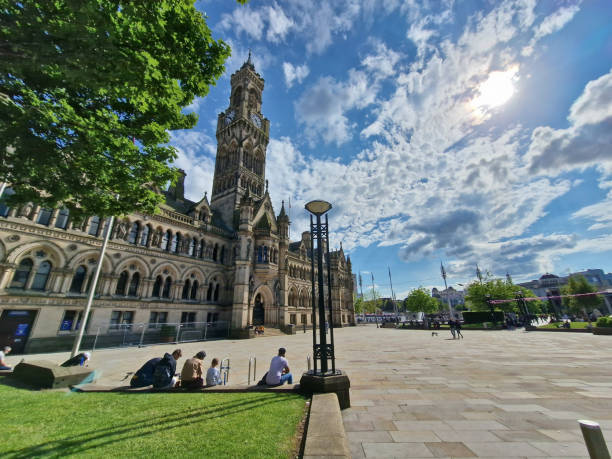 prefeitura de bradford com pessoas sentadas em primeiro plano na praça centenária no centro da cidade. - birmingham town hall uk city - fotografias e filmes do acervo