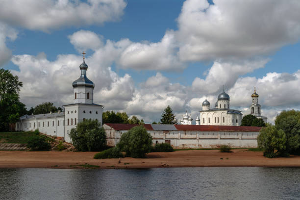 st. george (yuriev) kloster, der mikhailovskaya tower, st. george's cathedral, der glockenturm und die spassky cathedral von der seite des volkhov river, veliky novgorod, russland - novgorod stock-fotos und bilder