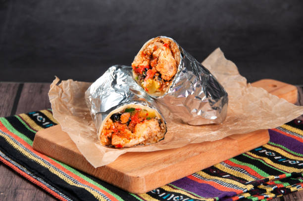 치킨 부리 토 (chicken burrito)는 패스트 푸드의 회색 배경 평면도에 나무 보드에서 제공됩니다. - burrito 뉴스 사진 이미지