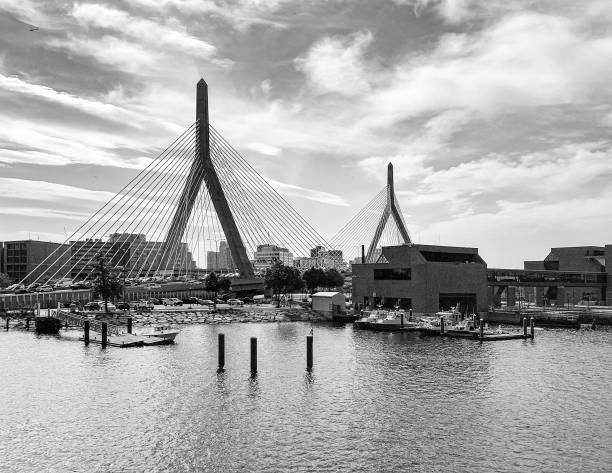 zakim memorial bridge - boston skyline charles river blue photos et images de collection