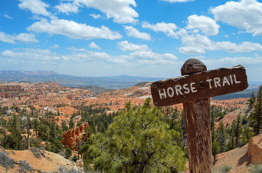 Horse trail sign against the backdrop of Bryce Canyon National Park