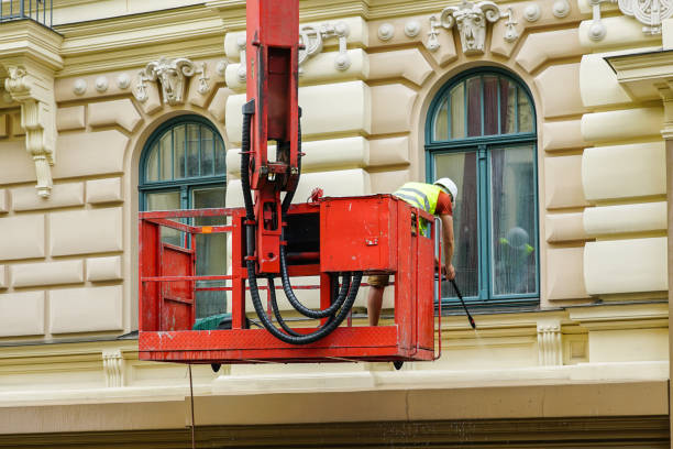 High pressure washing the facade of a historical building with the help of a hydraulic lift High pressure washing the facade of a historical building with the help a hydraulic lift, facade cleaning service outdoor elevator stock pictures, royalty-free photos & images