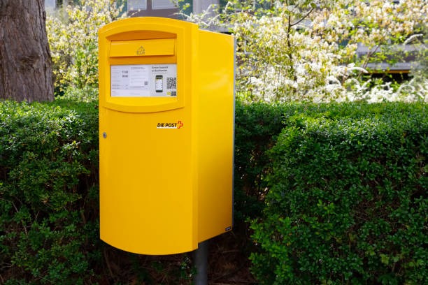 окрашенный в желтый цвет почтовый ящик в берне - berne canton фотографии стоковые фото и изображения