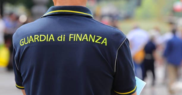 policier italien en uniforme d’été avec le texte jaune guardia di finanza - garde anglais photos et images de collection