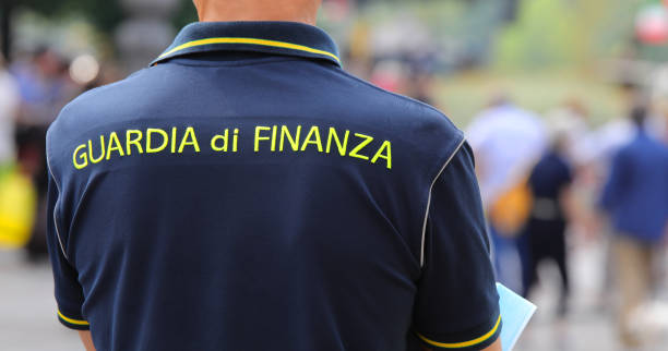 poliziotto italiano in divisa estiva con il testo giallo guardia di finanza - fiorentina bologna foto e immagini stock