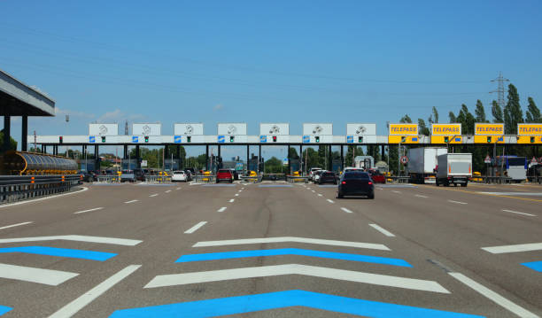 portões de saída de uma autoestrada italiana - pike street - fotografias e filmes do acervo