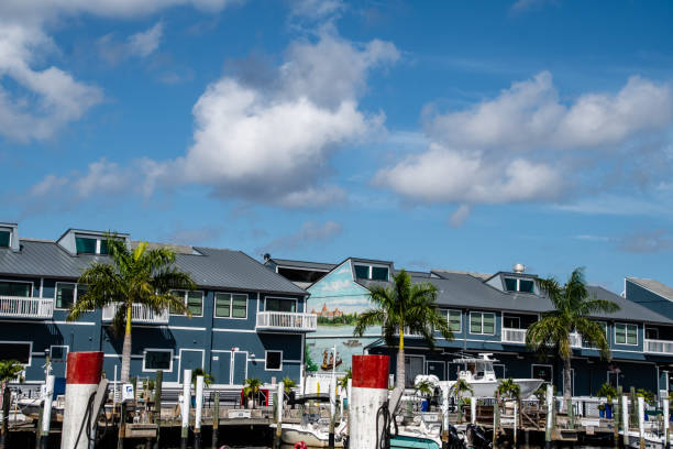 harborwalk w punta gorda na florydzie biegnie wzdłuż rzeki peace w hrabstwie charlotte i łączy pięć parków. spacerując, jeżdżąc, biegając lub tocząc się po utwardzonym szlaku, mijasz kilka parków, dzieł sztuki i znaków opisowych. wiele mur - ports america inc zdjęcia i obrazy z banku zdjęć