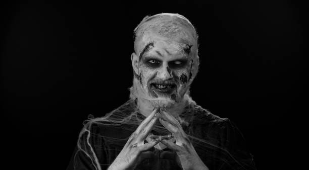 hombre espeluznante con maquillaje herido sangriento zombie de halloween, tratando de asustar, rezando, tema de terror - pleading men bizarre begging fotografías e imágenes de stock