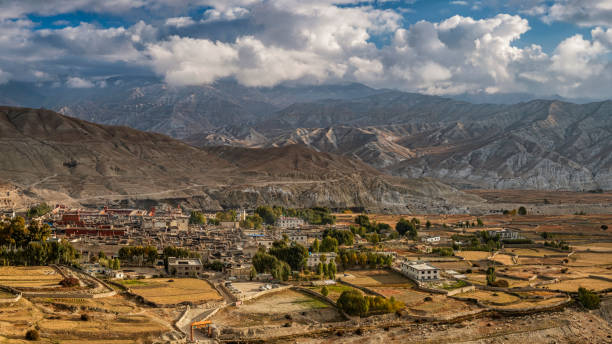 панорамный вид на ло мантан, с�толицу мустанга, непал гималаи - lo стоковые фото и изображения