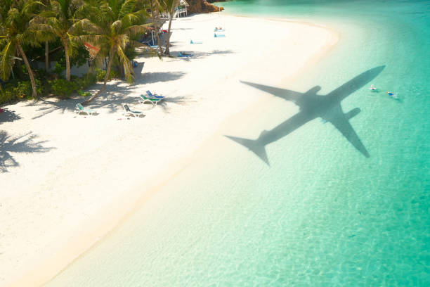 飛行機の影のある美しいトロピカルビーチ