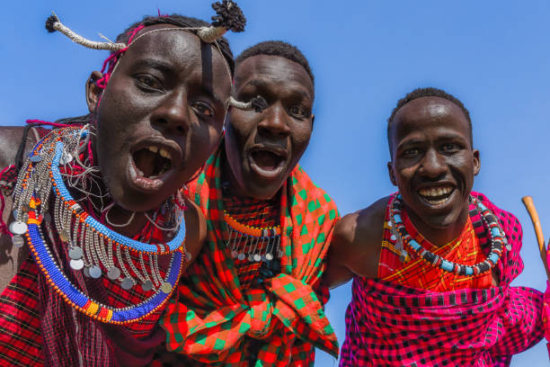 伝統的なマサイ族のジャンプダンスを見せているマサイマラの男 - masai africa dancing african culture ストックフォトと画像