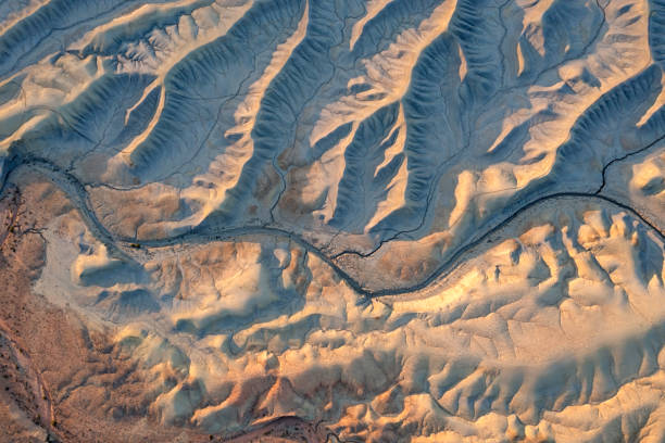 uma vista aérea de uma estrada montanhosa cercada por montanhas com drones, utah, estados unidos da américa. - rock pattern canyon usa - fotografias e filmes do acervo