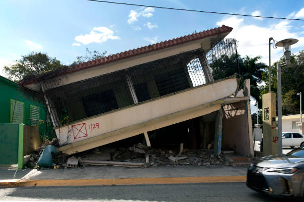 casa severamente dañada después del huracán maría - hurricane caribbean house storm fotografías e imágenes de stock