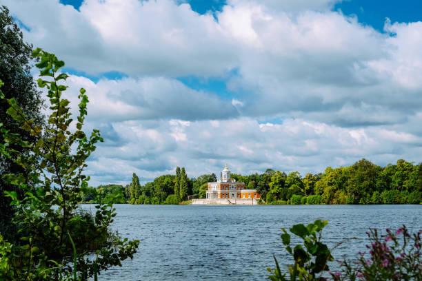 озеро и мраморный дворец в потсдаме, бранденбург, германия - winter city germany brandenburg стоковые фото и изображения