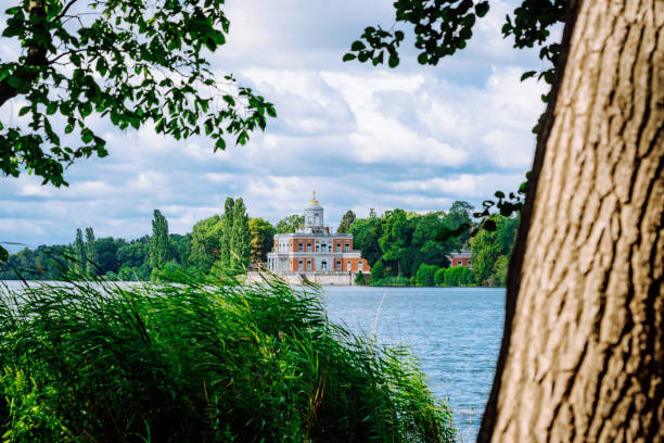 jezioro i pałac marmurowy w poczdamie, brandenburgia, niemcy - winter city germany brandenburg zdjęcia i obrazy z banku zdjęć