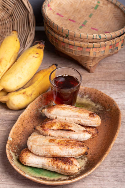 запеченный банан с медом - grilled bananas стоковые фото и изображения