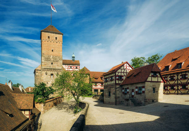 castelo de nuremberg, alemanha - castle nuremberg fort skyline - fotografias e filmes do acervo