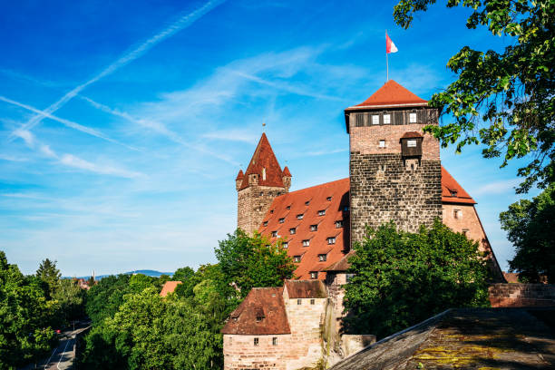 castelo de nuremberg, alemanha - castle nuremberg fort skyline - fotografias e filmes do acervo