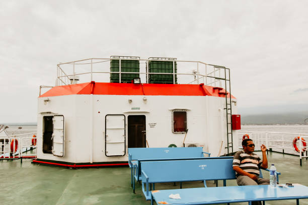 인도네시아 케타팡-길리마누크 항구의 배에 탑승한 승객. - passenger ship ferry crane harbor 뉴스 사진 이미지