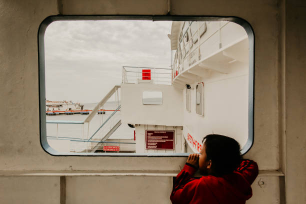 인도네시아 케타팡-길리마누크 항구의 배에 탑승한 승객. - passenger ship ferry crane harbor 뉴스 사진 이미지