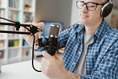 professioneller-redner-der-einen-live-podcast-aufnimmt.jpg?b=1&s=170x170&k=20&c=pMTrIrAZGMZyXdCneBctVzLY1uCK8J_NaIIDNhYEQSQ=